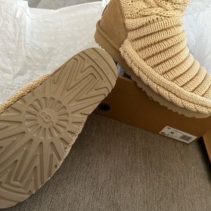 Brand new Women’s Uggs.  Classic mini chunky knit.
